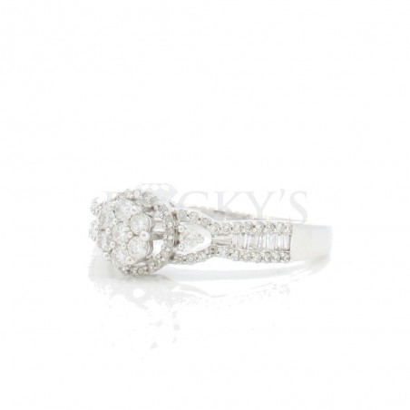 Engagement diamond ring with 0.50 carat