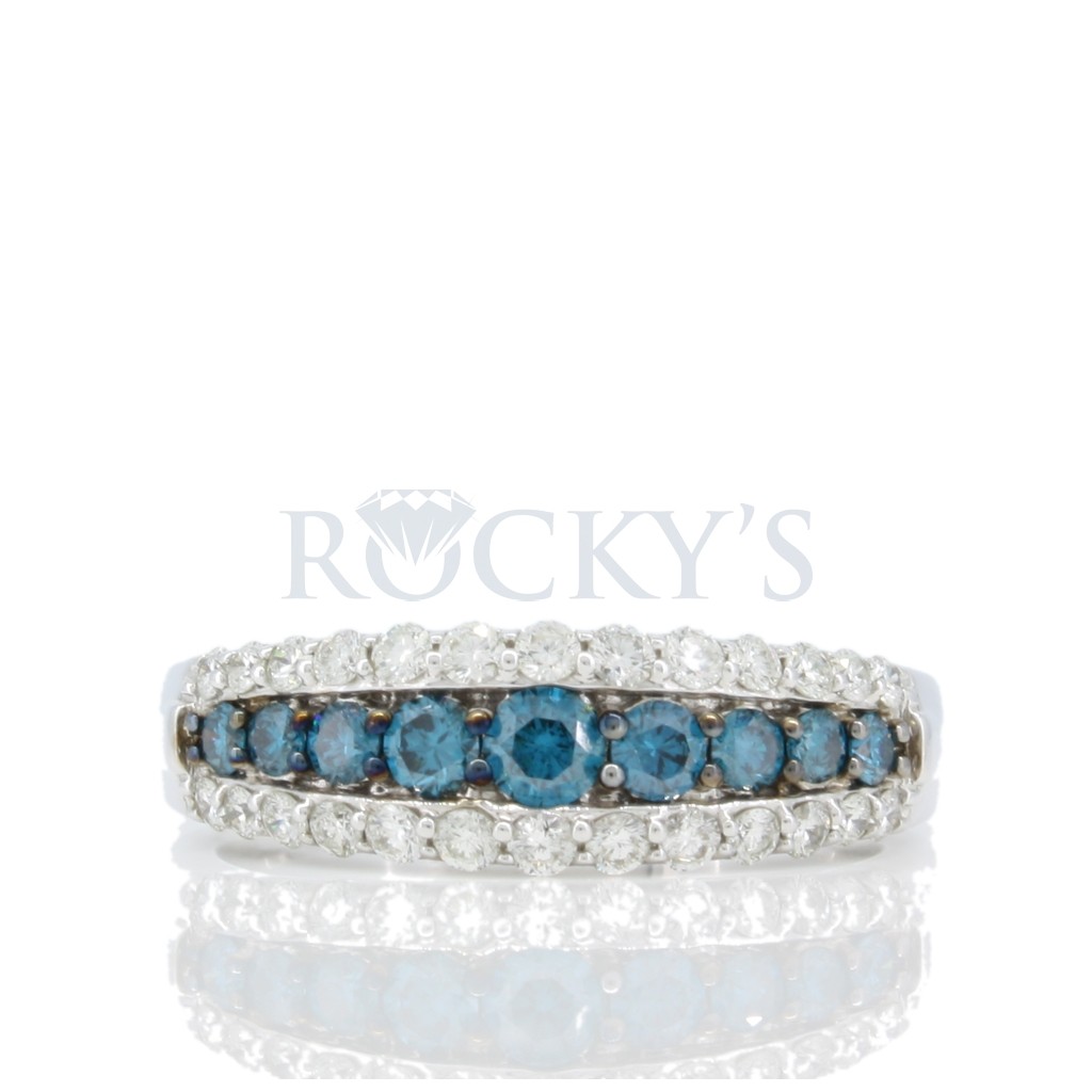 Blue Diamond Ring with 0.95 Carats