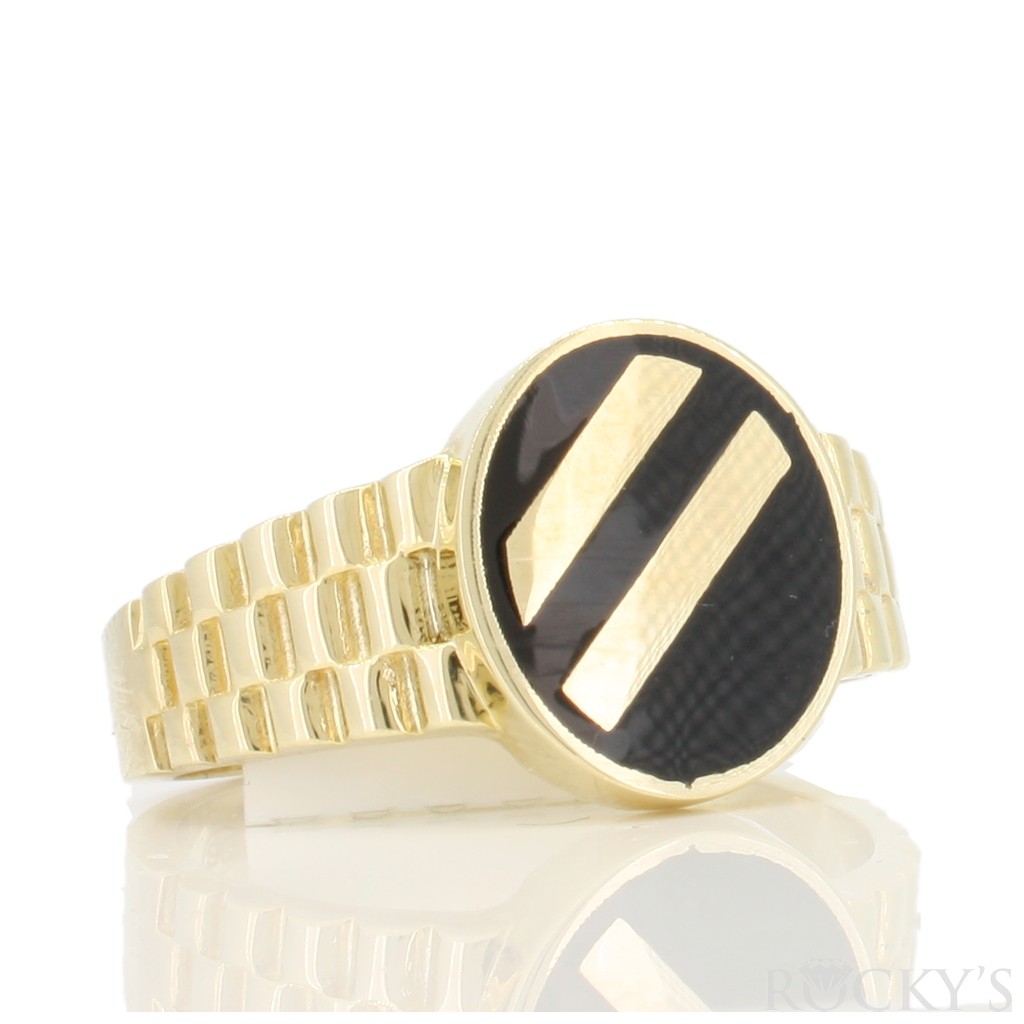 Yellow gold ring with onyx